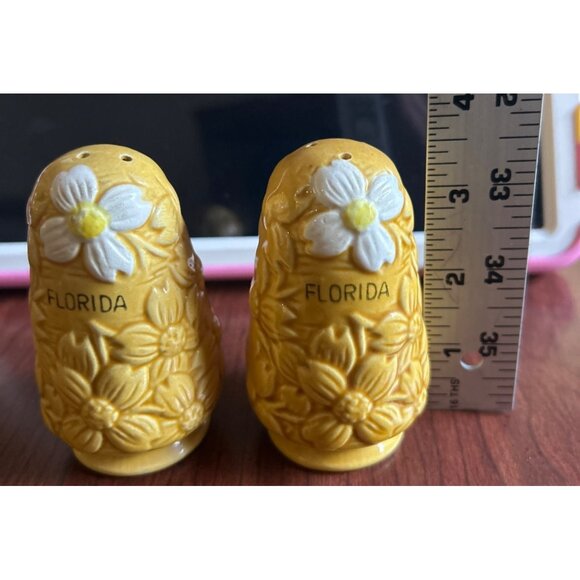 Vintage Yellow Florida Ceramic Flower Salt & Pepper Shakers Set Collectible - Picture 5 of 6